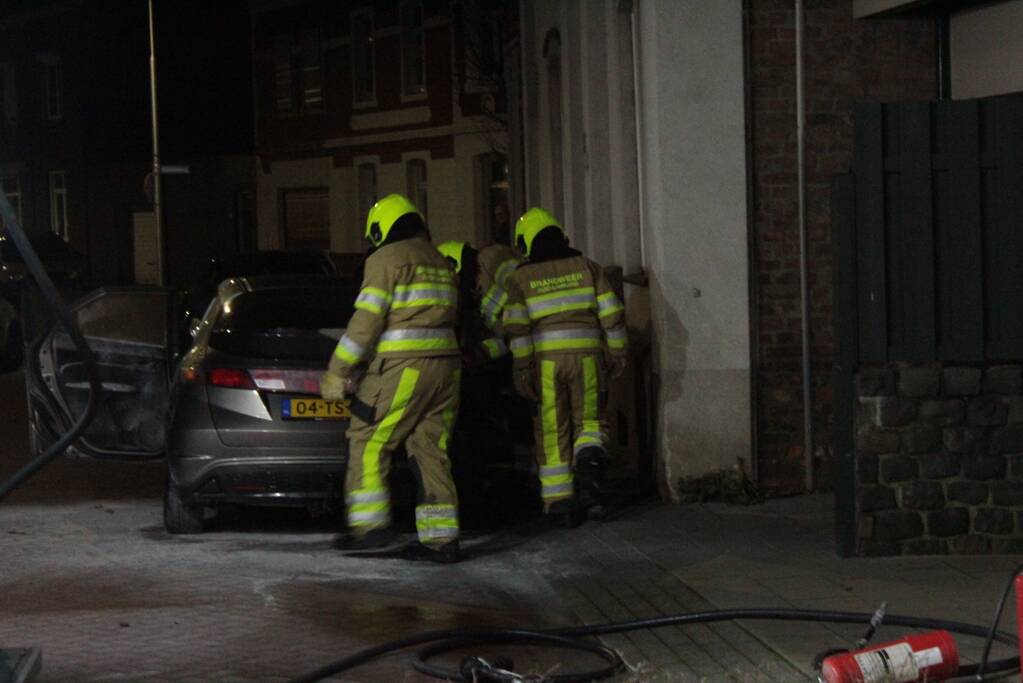 Auto loopt veel schade op bij brand