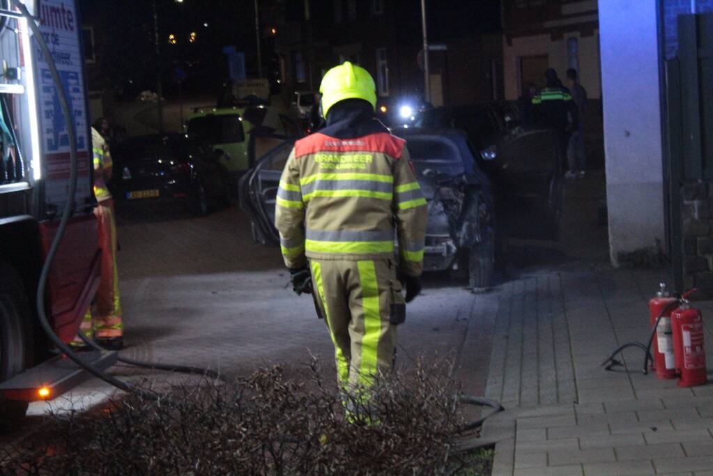 Auto loopt veel schade op bij brand
