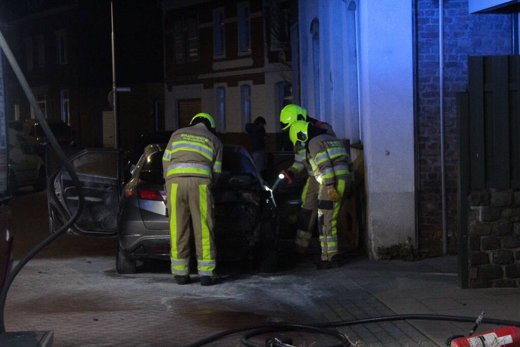 Auto loopt veel schade op bij brand