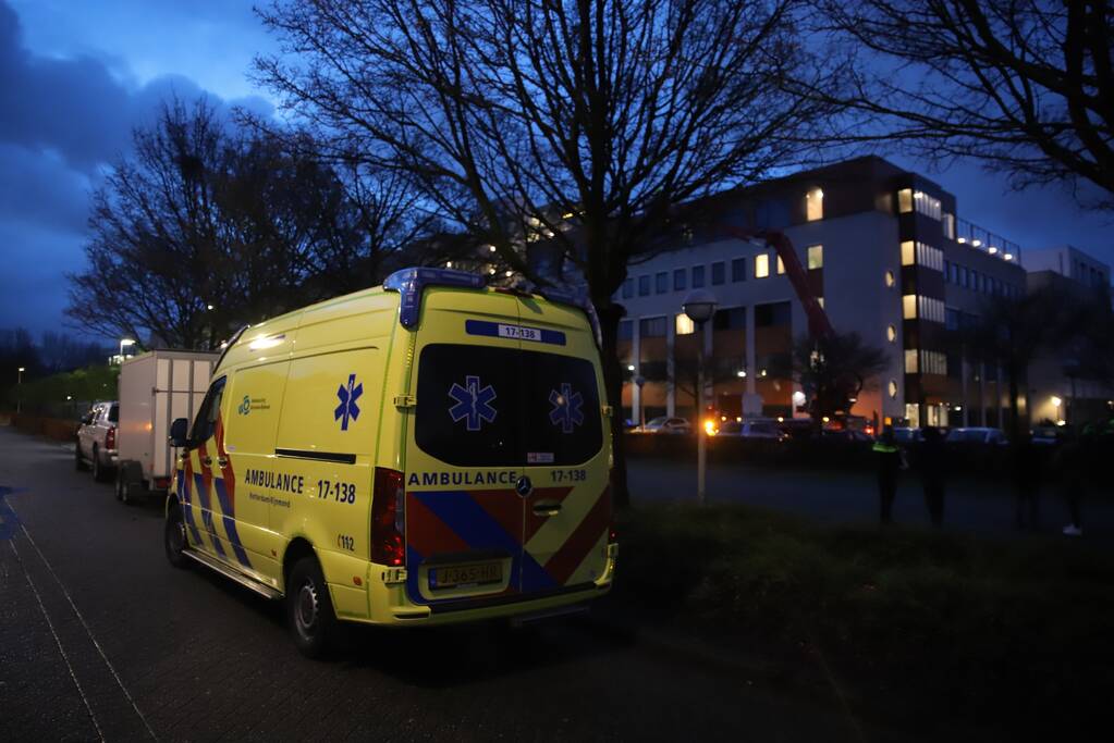 Appartementencomplex vol rook door brand