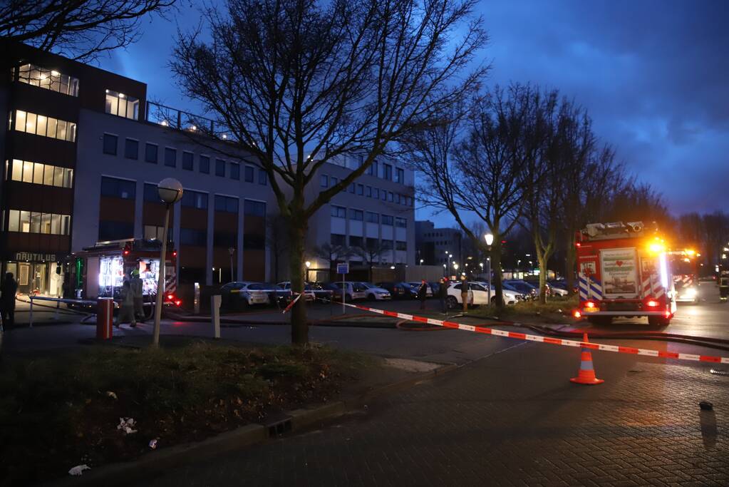 Appartementencomplex vol rook door brand