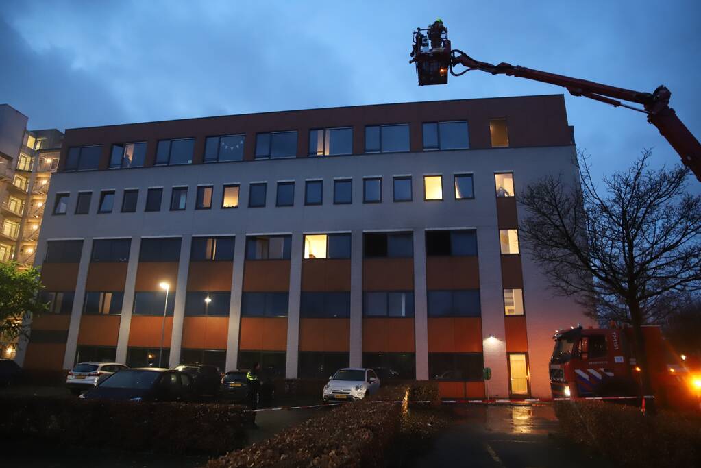 Appartementencomplex vol rook door brand