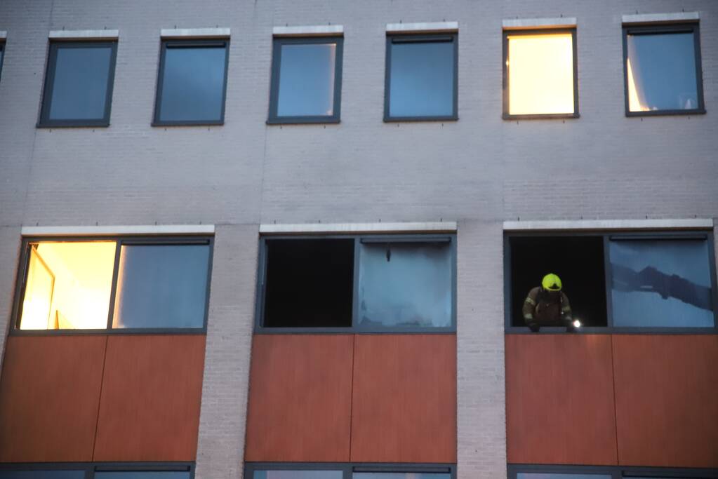 Appartementencomplex vol rook door brand