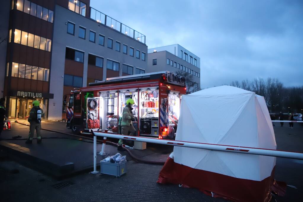 Appartementencomplex vol rook door brand