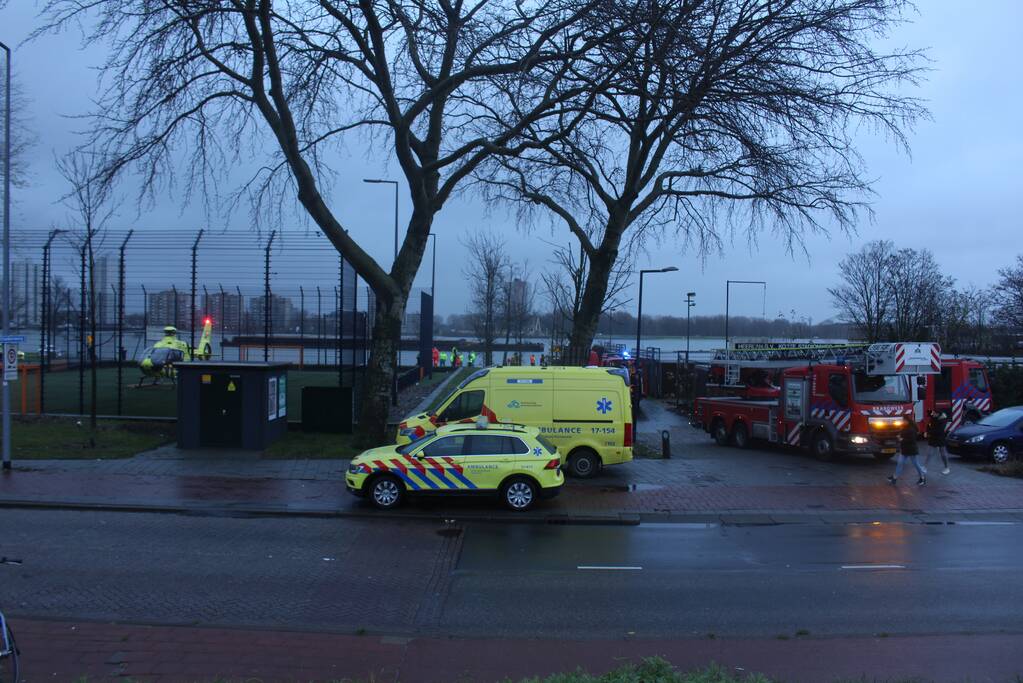 Auto rijdt Nieuwe Maas in