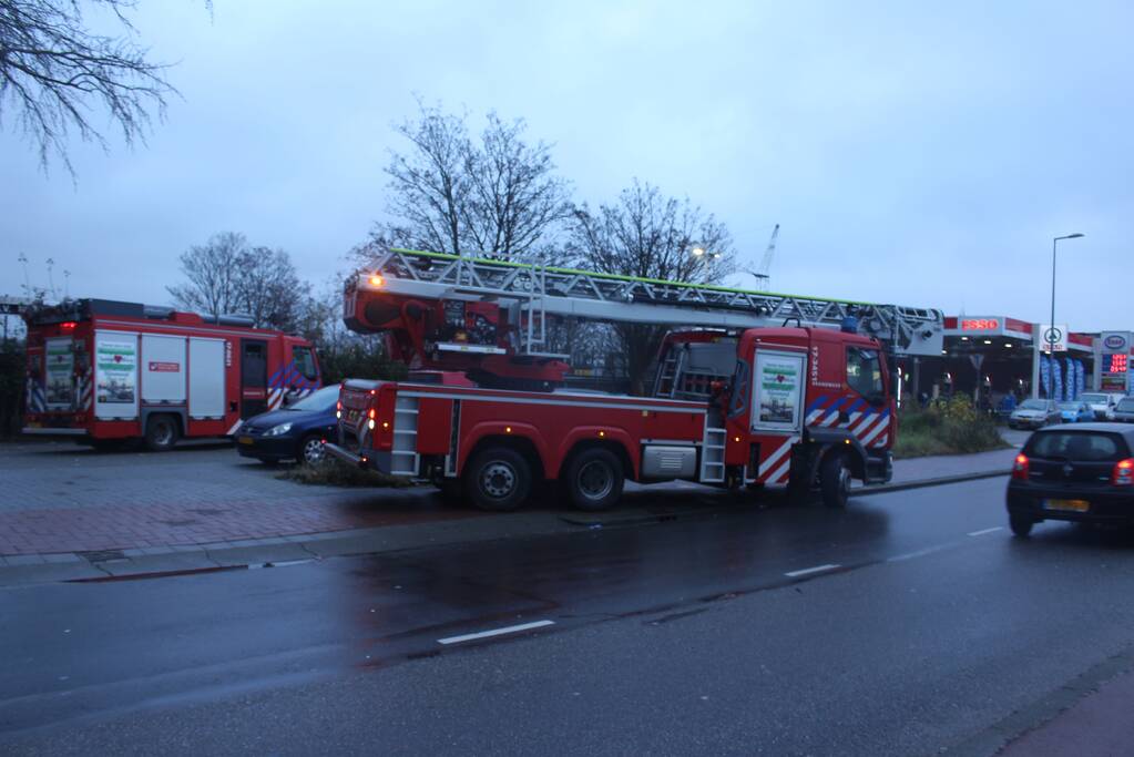 Auto rijdt Nieuwe Maas in