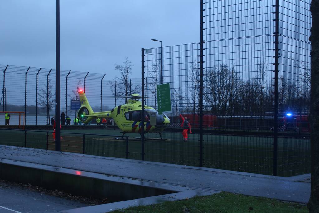 Auto rijdt Nieuwe Maas in