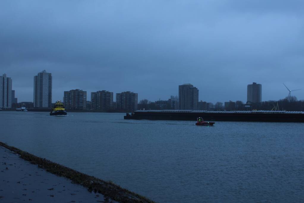 Auto rijdt Nieuwe Maas in