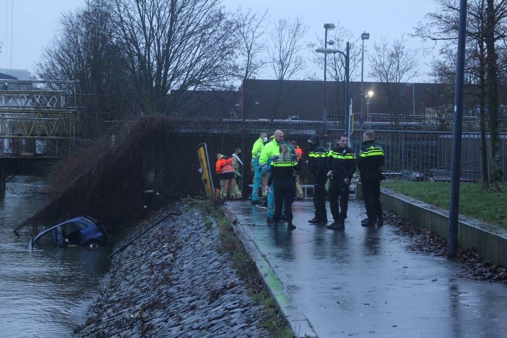 Auto rijdt Nieuwe Maas in