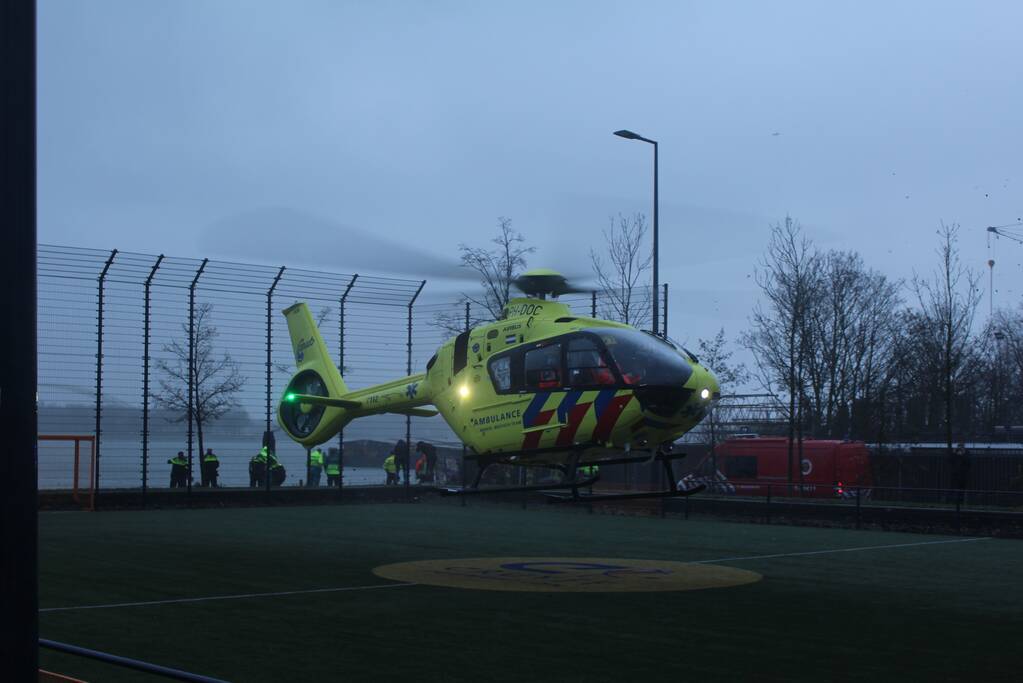 Auto rijdt Nieuwe Maas in