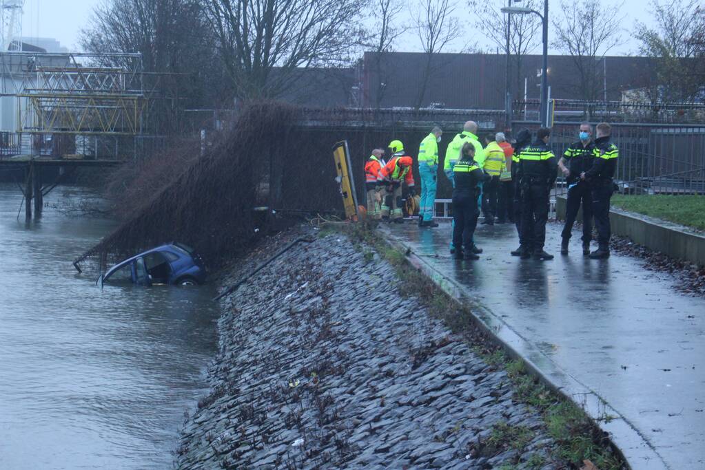 Auto rijdt Nieuwe Maas in