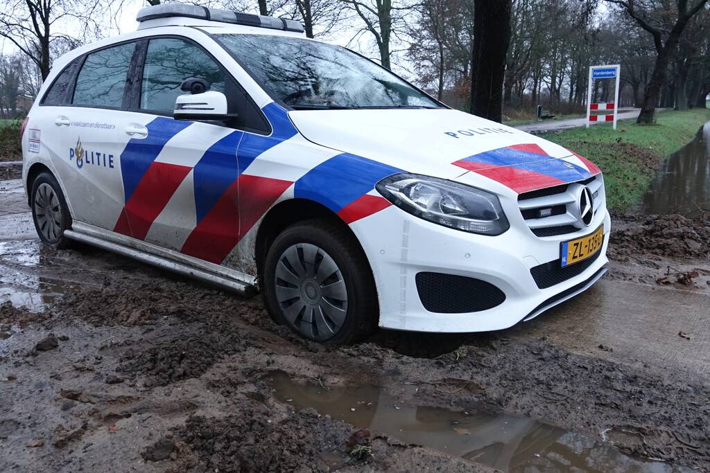Politiewagen rijdt zich vast