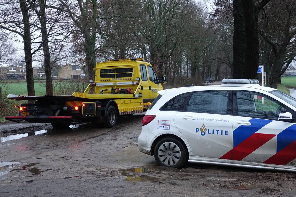 Politiewagen rijdt zich vast