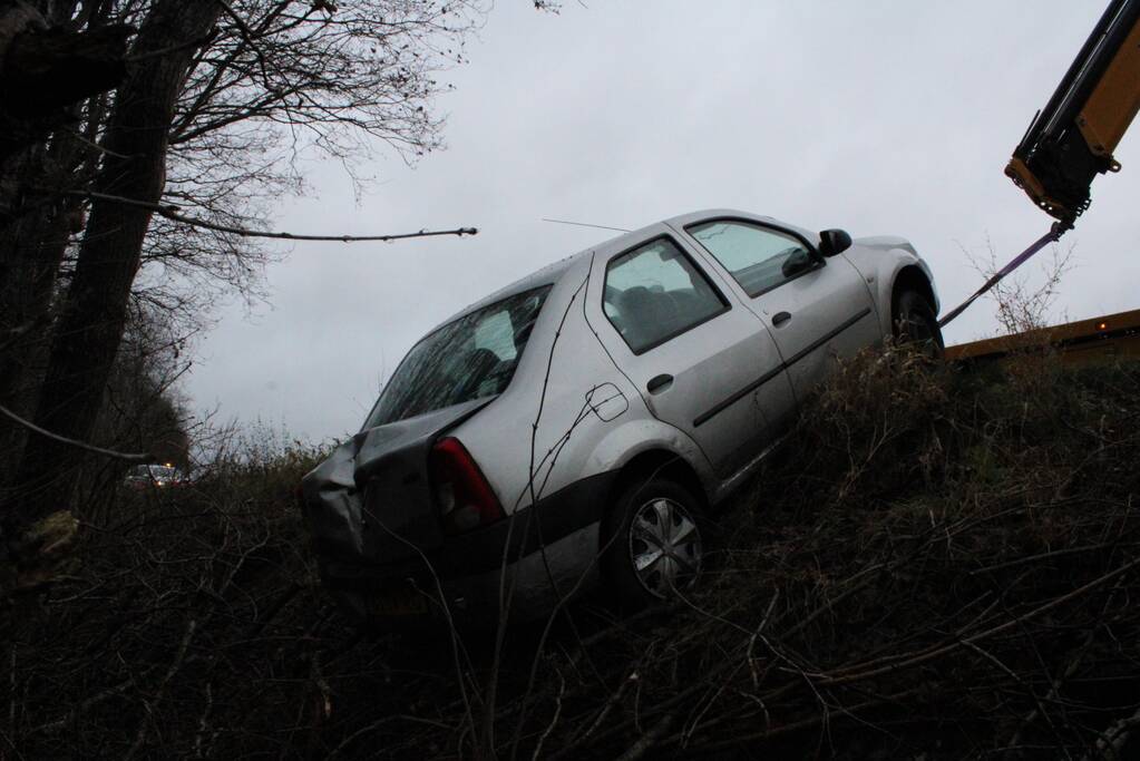 Auto glijdt greppel in bij afrit snelweg
