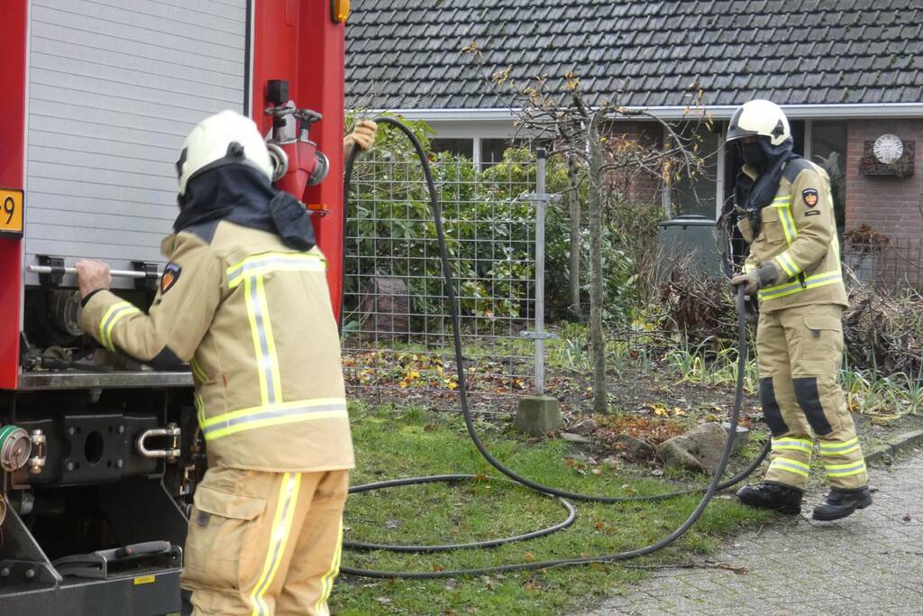 Container naast woning vliegt in brand