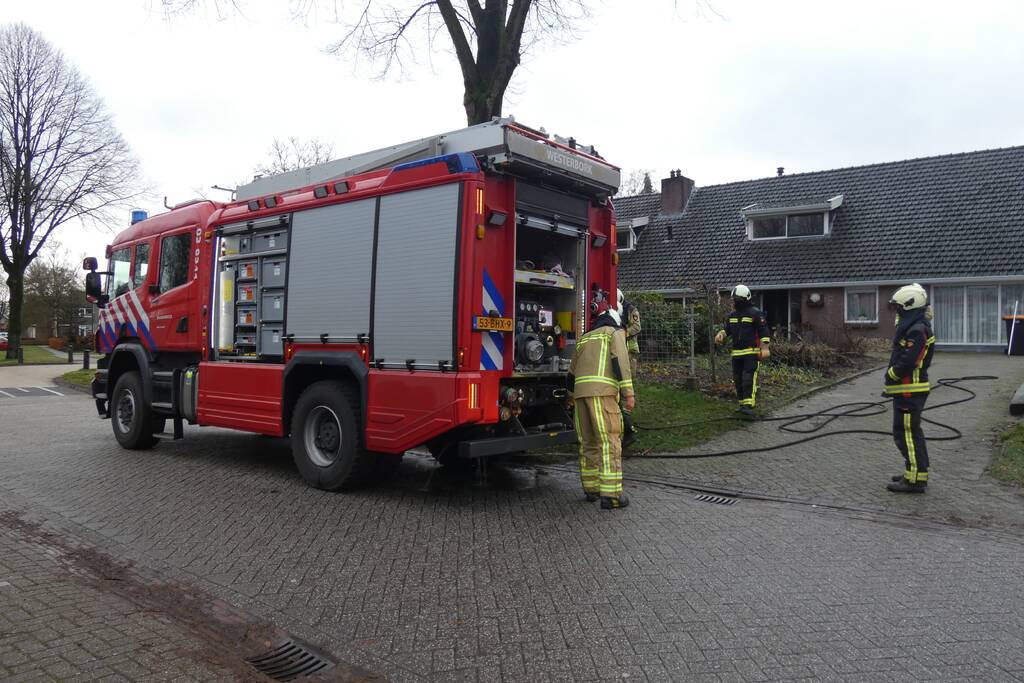 Container naast woning vliegt in brand