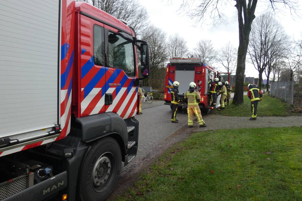 Container naast woning vliegt in brand