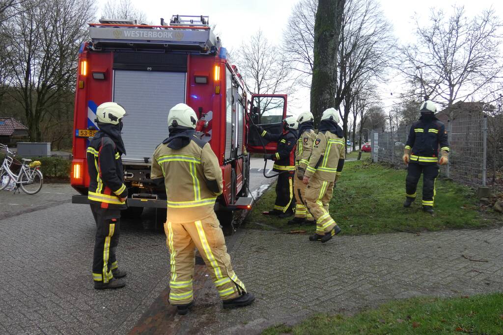 Container naast woning vliegt in brand