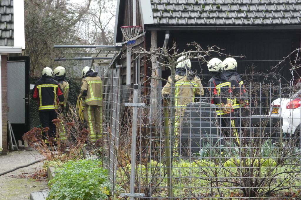 Container naast woning vliegt in brand