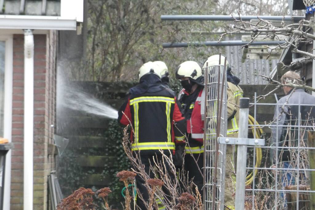 Container naast woning vliegt in brand