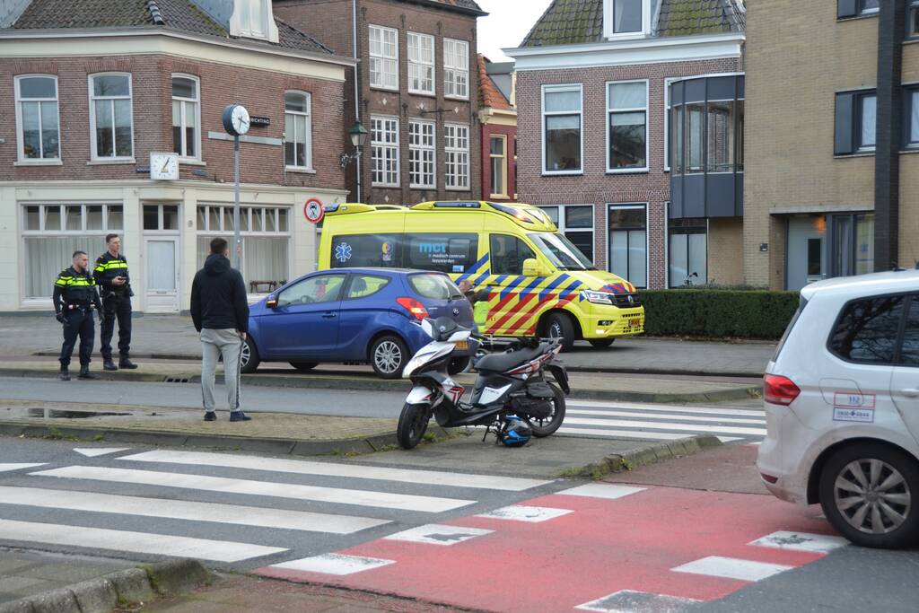 Scooterrijder gewond bij botsing met auto
