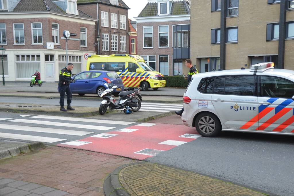 Scooterrijder gewond bij botsing met auto