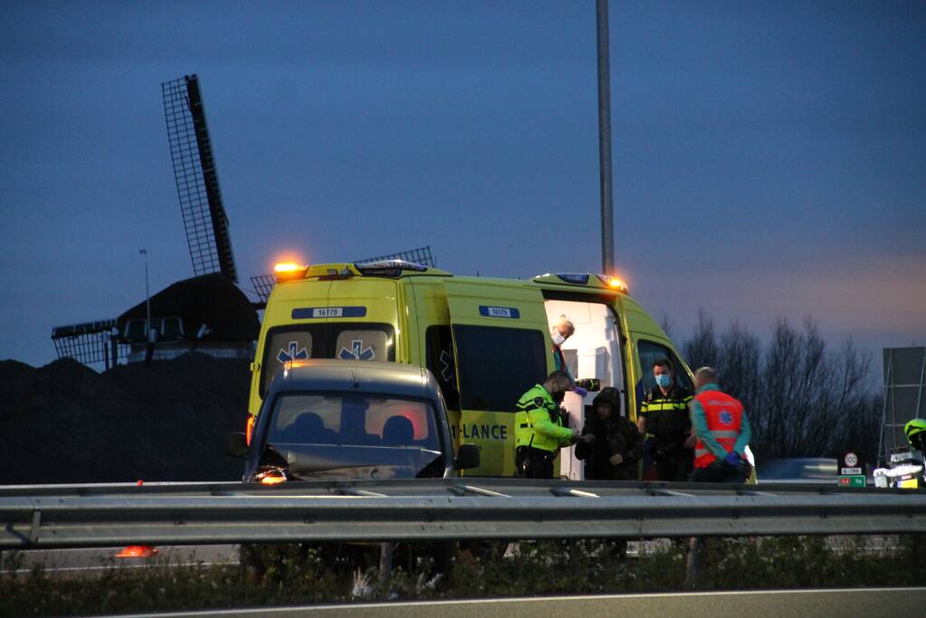 Automobilist duikt met auto de vanrail in