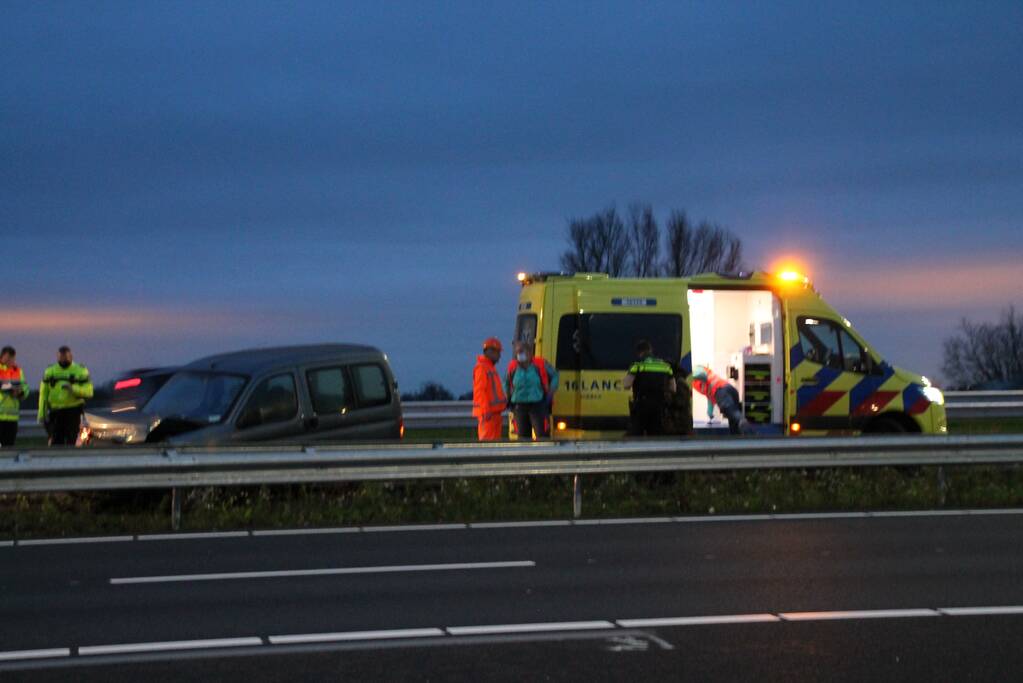 Automobilist duikt met auto de vanrail in