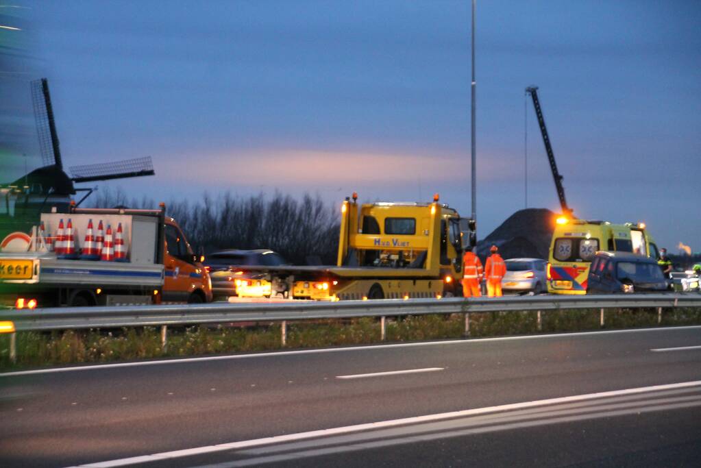 Automobilist duikt met auto de vanrail in