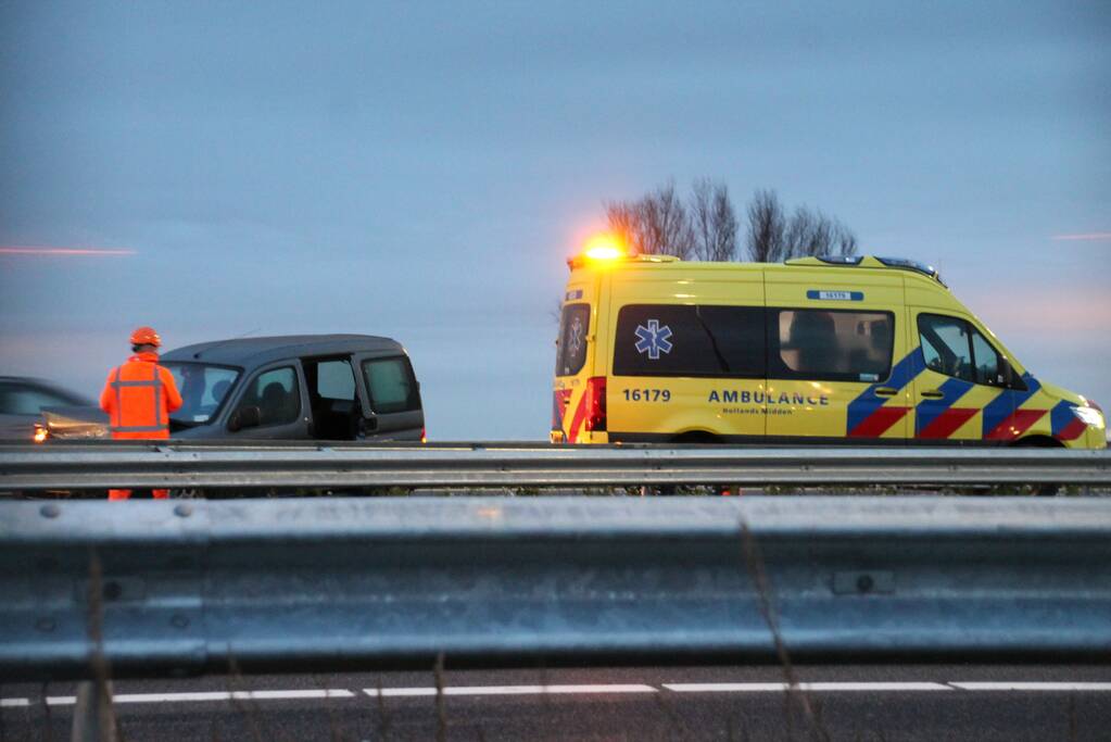 Automobilist duikt met auto de vanrail in