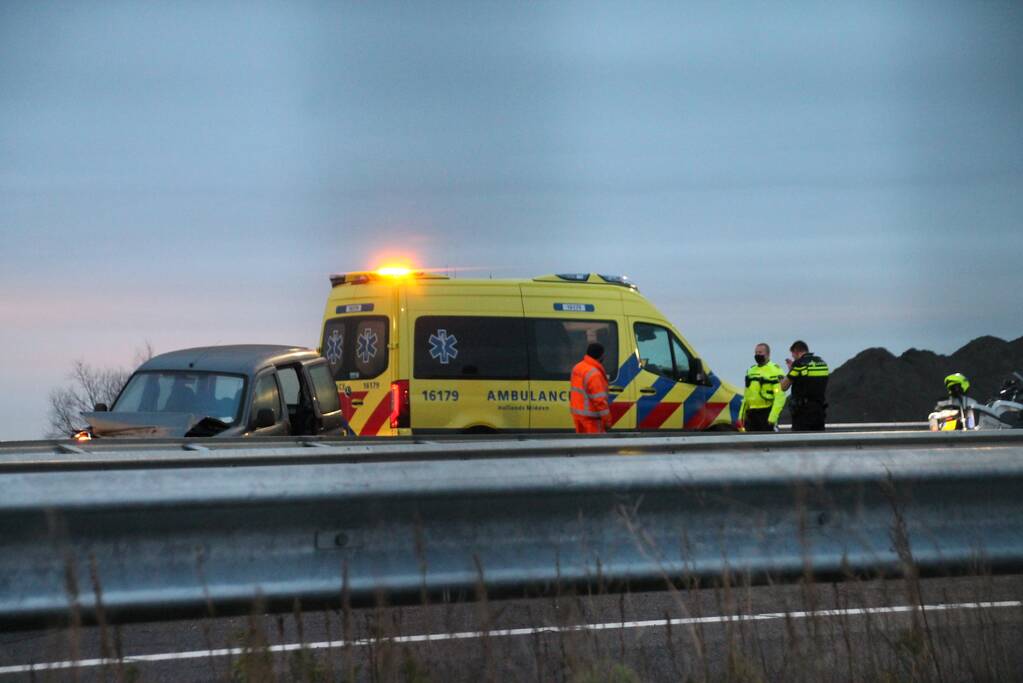 Automobilist duikt met auto de vanrail in