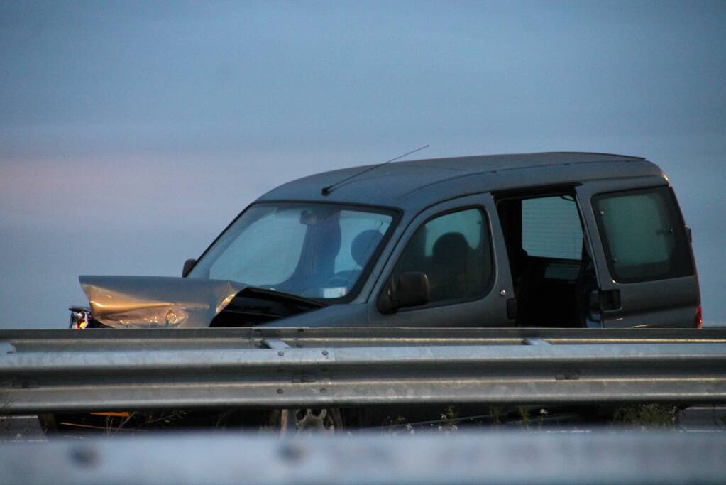 Automobilist duikt met auto de vanrail in