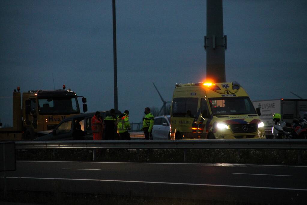 Automobilist duikt met auto de vanrail in