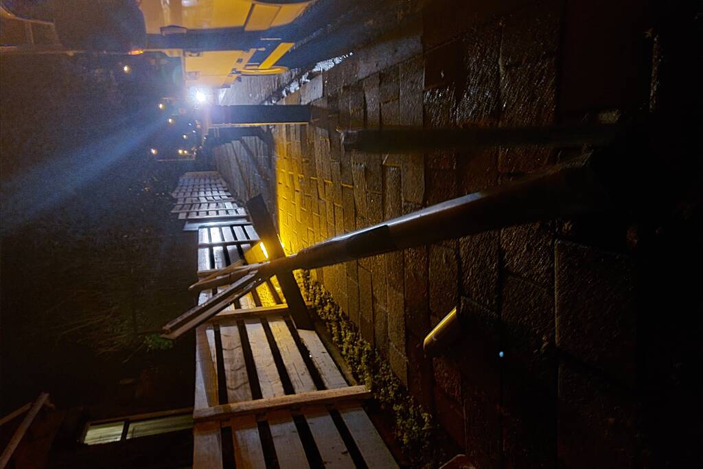 Dader rijdt door na omver rijden lantaarnpaal