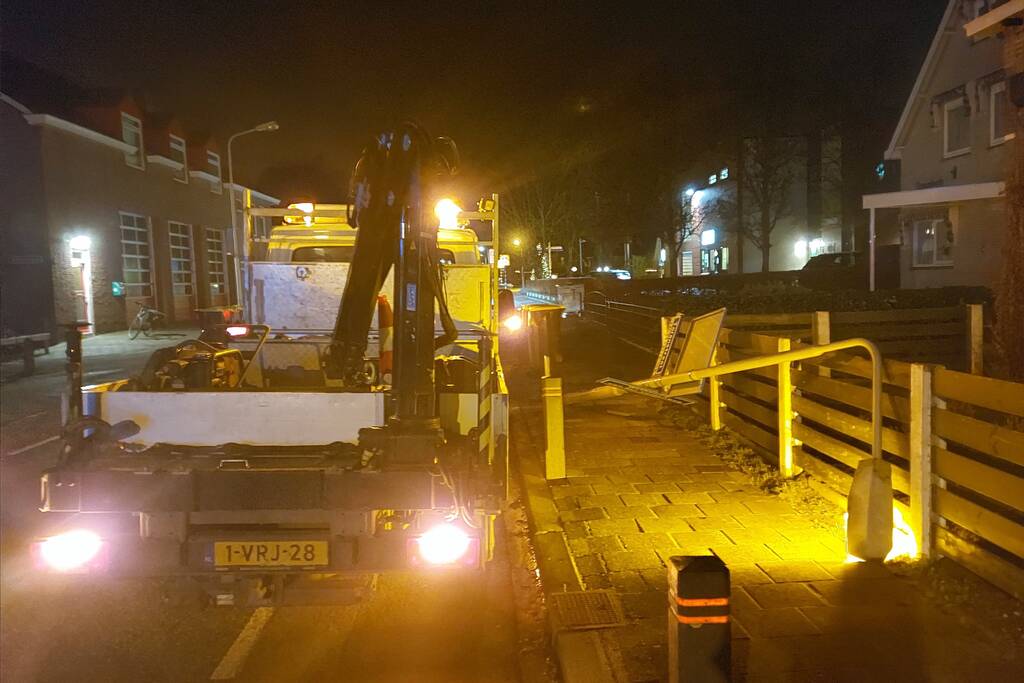 Dader rijdt door na omver rijden lantaarnpaal