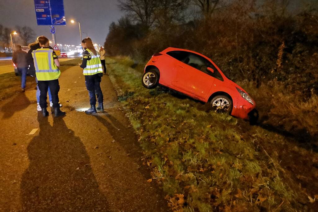 Auto eindigt in de greppel