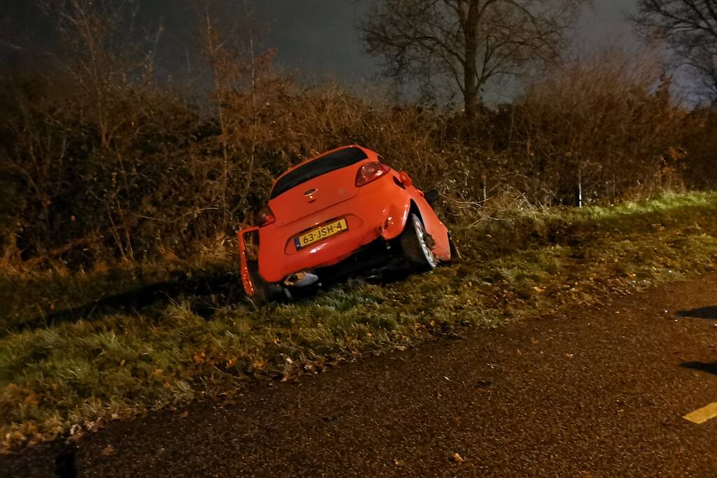 Auto eindigt in de greppel