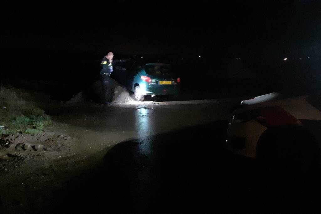 Auto schiet door tegen zandbult