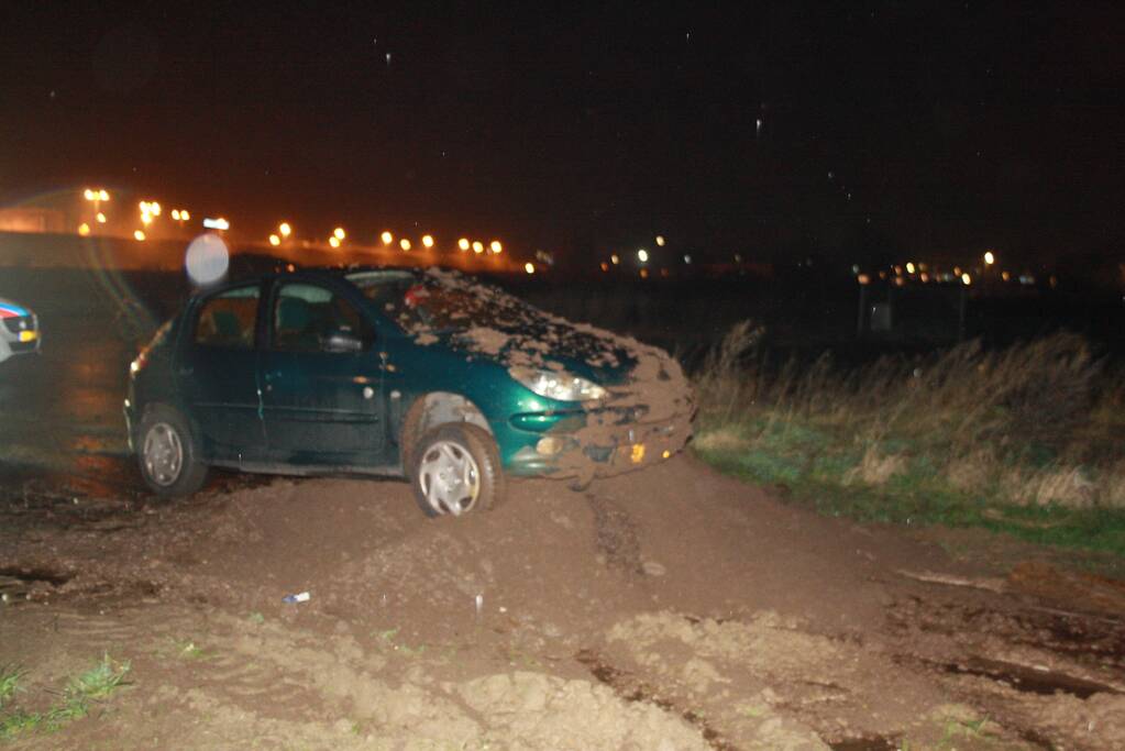 Auto schiet door tegen zandbult