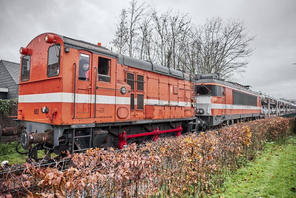 Trein met nieuw auto's via Ponlijn naar Leusden