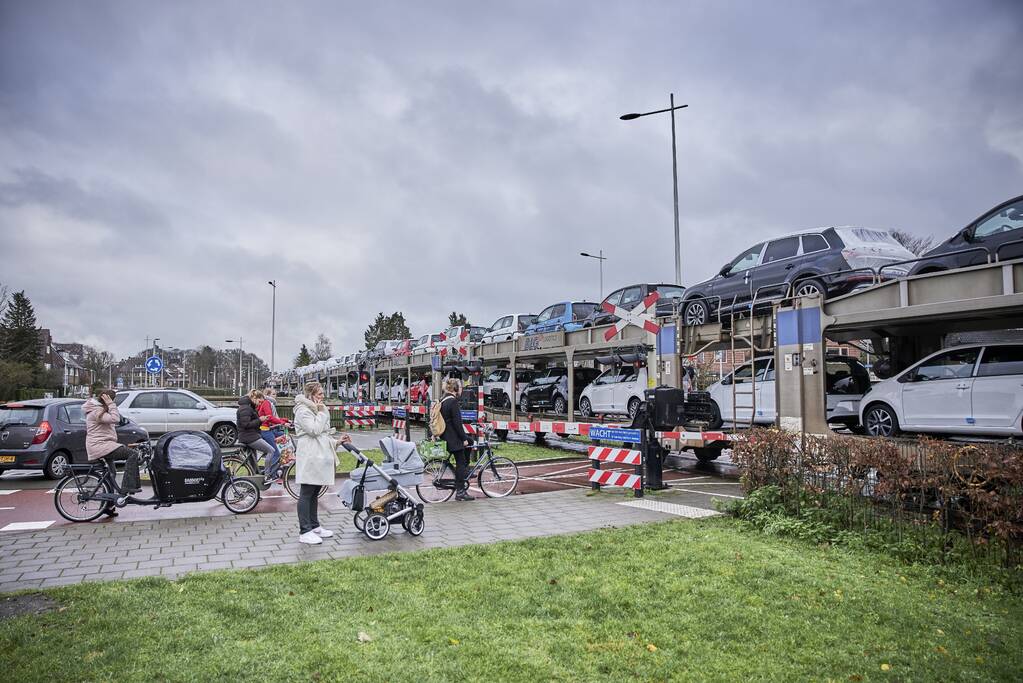 Trein met nieuw auto's via Ponlijn naar Leusden