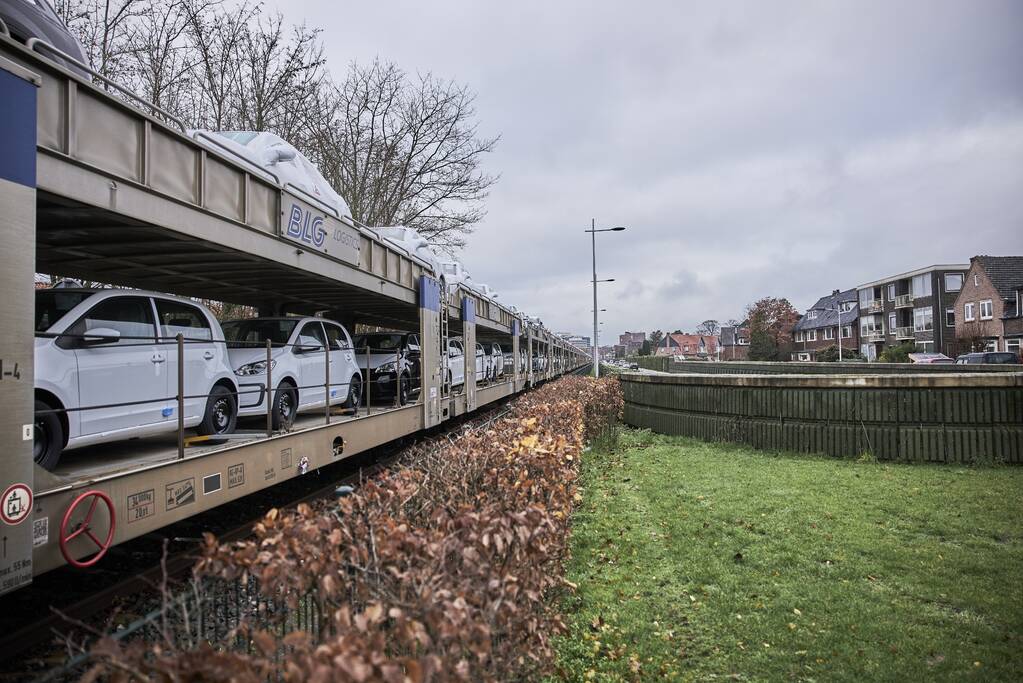 Trein met nieuw auto's via Ponlijn naar Leusden
