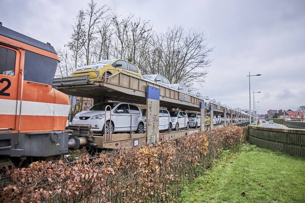 Trein met nieuw auto's via Ponlijn naar Leusden