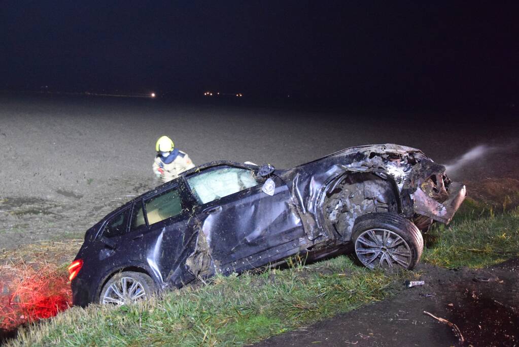 Auto crasht in greppel, bestuurder gevlucht