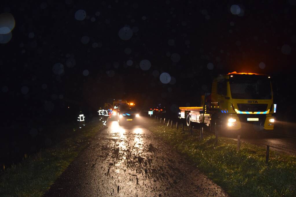 Auto crasht in greppel, bestuurder gevlucht