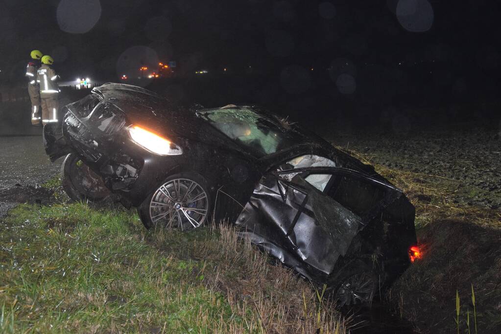 Auto crasht in greppel, bestuurder gevlucht