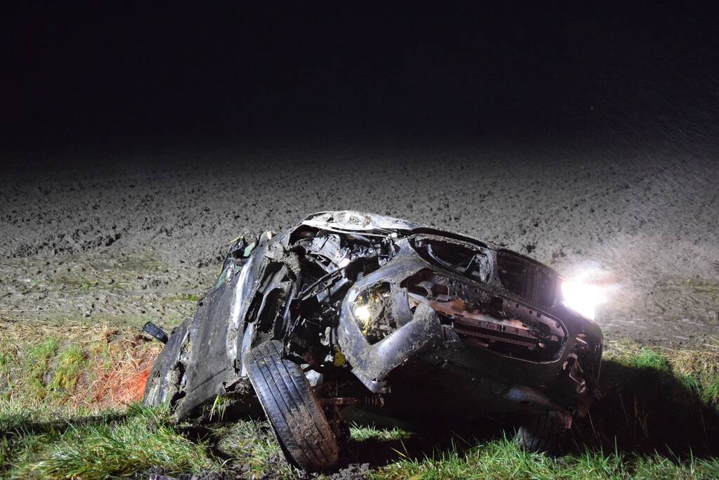 Auto crasht in greppel, bestuurder gevlucht