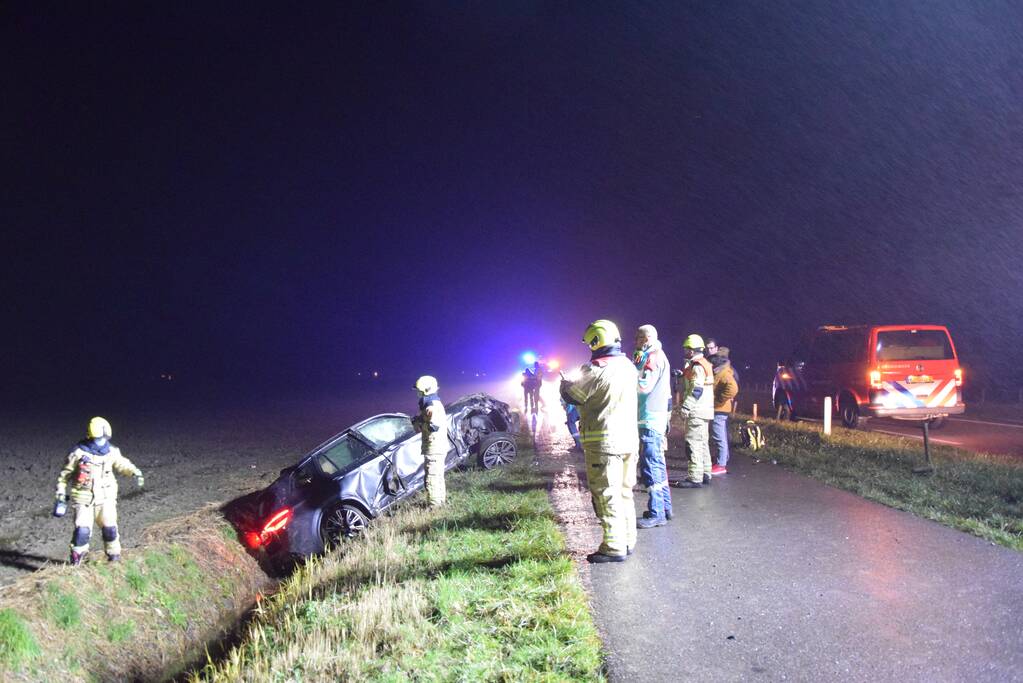Auto crasht in greppel, bestuurder gevlucht