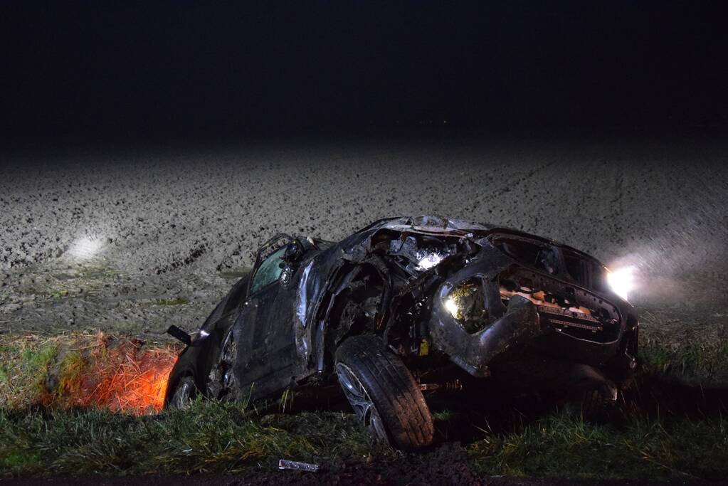 Auto crasht in greppel, bestuurder gevlucht
