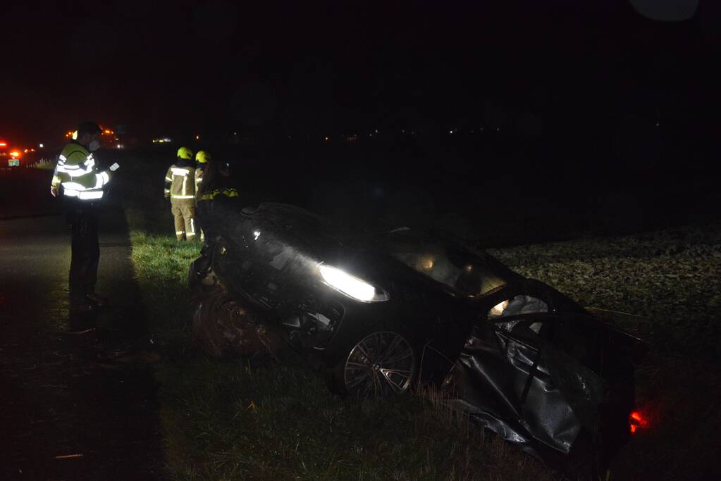 Auto crasht in greppel, bestuurder gevlucht